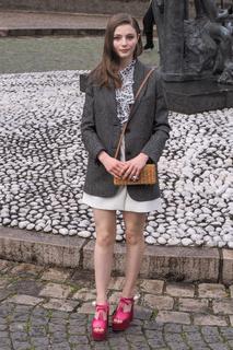 Thomasin McKenzie feet photo thumbnail