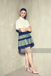 Thomasin McKenzie feet photo thumbnail