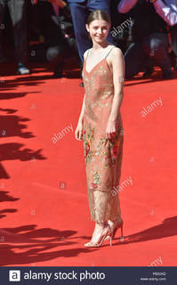 Thomasin McKenzie feet photo thumbnail