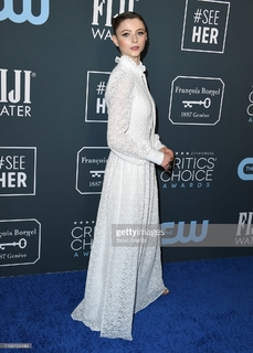 Thomasin McKenzie feet photo thumbnail