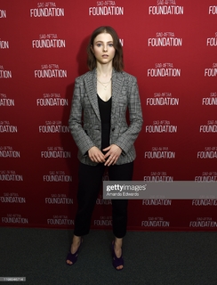 Thomasin McKenzie feet photo thumbnail