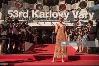 Thomasin McKenzie feet photo thumbnail