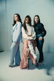 Thomasin McKenzie feet photo thumbnail