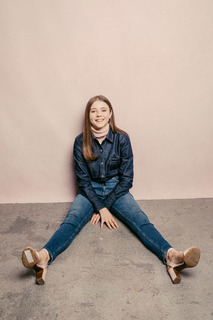 Thomasin McKenzie feet photo thumbnail