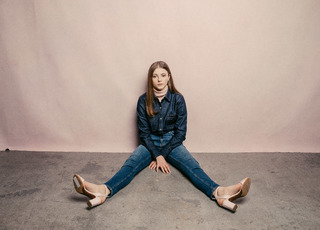 Thomasin McKenzie feet photo thumbnail