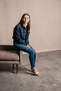 Thomasin McKenzie feet photo thumbnail