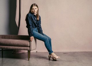 Thomasin McKenzie feet photo thumbnail