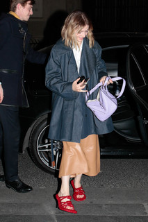 Thomasin McKenzie feet photo thumbnail