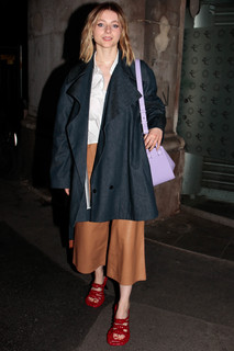 Thomasin McKenzie feet photo thumbnail