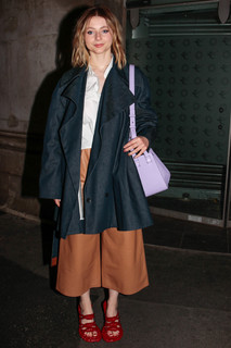 Thomasin McKenzie feet photo thumbnail