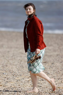 Thomasin McKenzie feet photo thumbnail