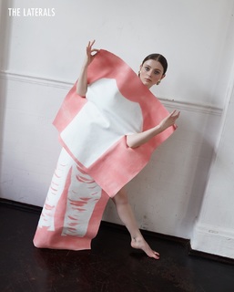 Thomasin McKenzie feet photo thumbnail