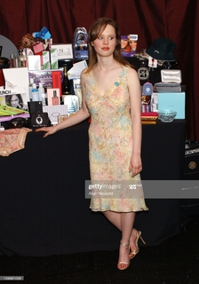 Thora Birch feet photo thumbnail