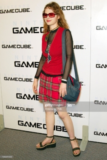 Thora Birch feet photo thumbnail