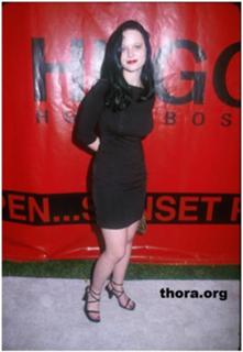 Thora Birch feet photo thumbnail