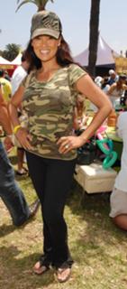 Tia Carrere feet photo thumbnail