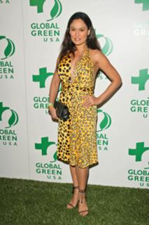 Tia Carrere feet photo thumbnail