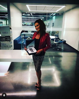 Tia Carrere feet photo thumbnail