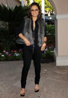 Tia Carrere feet photo thumbnail