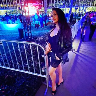 Tia Carrere feet photo thumbnail