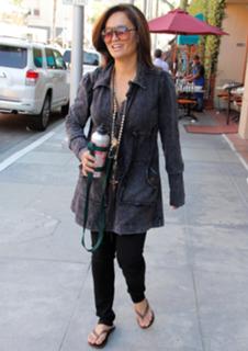 Tia Carrere feet photo thumbnail