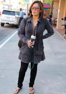 Tia Carrere feet photo thumbnail