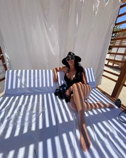 Tia Carrere feet photo thumbnail