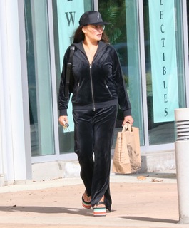 Tia Carrere feet photo thumbnail
