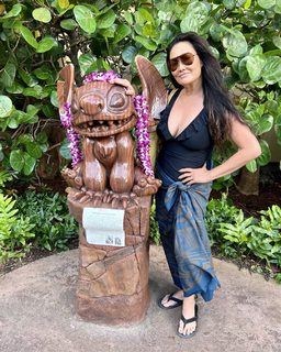 Tia Carrere feet photo thumbnail
