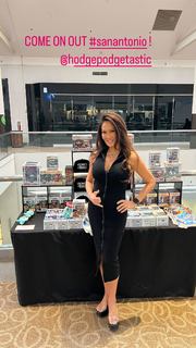 Tia Carrere feet photo thumbnail