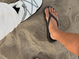 Tia Carrere feet photo thumbnail