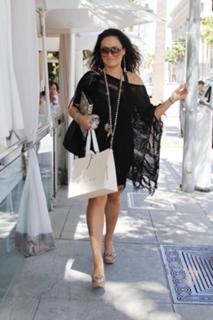 Tia Carrere feet photo thumbnail