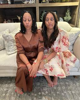 Tia Mowry feet photo thumbnail