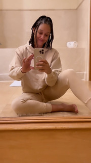 Tia Mowry feet photo thumbnail