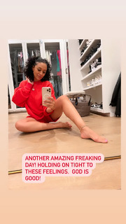 Tia Mowry feet photo thumbnail