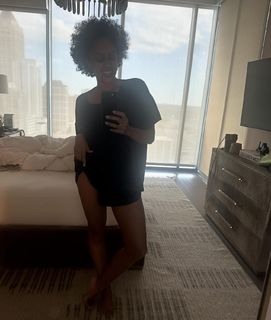 Tia Mowry feet photo thumbnail