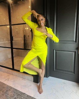 Tia Mowry feet photo thumbnail