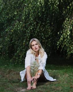 Tiera Skovbye feet photo thumbnail