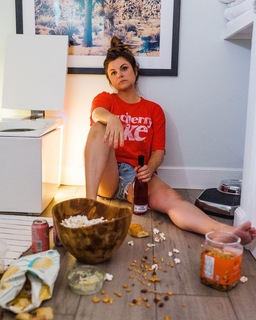 Tiffani Thiessen feet photo thumbnail
