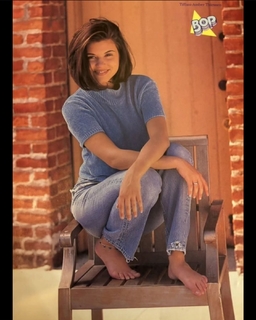 Tiffani Thiessen feet photo thumbnail
