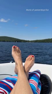 Tiffani Thiessen feet photo thumbnail