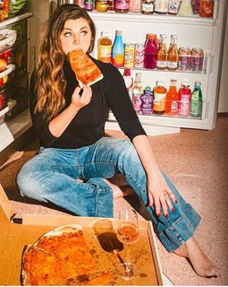 Tiffani Thiessen feet photo thumbnail