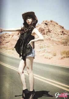 Tiffany Hwang feet photo thumbnail