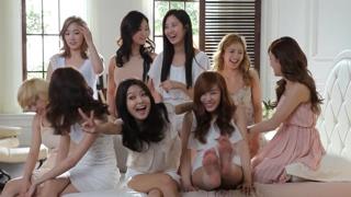 Tiffany Hwang feet photo thumbnail