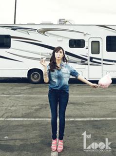 Tiffany Hwang feet photo thumbnail