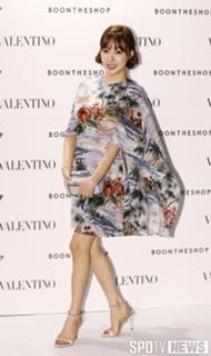 Tiffany Hwang feet photo thumbnail