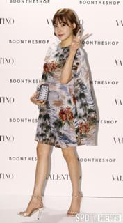 Tiffany Hwang feet photo thumbnail