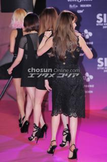 Tiffany Hwang feet photo thumbnail