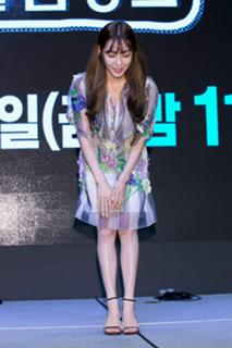 Tiffany Hwang feet photo thumbnail