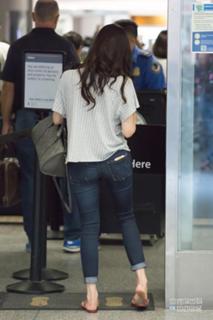 Tiffany Hwang feet photo thumbnail